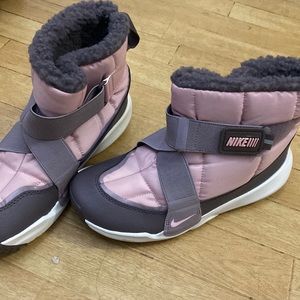 Nike shoe boot